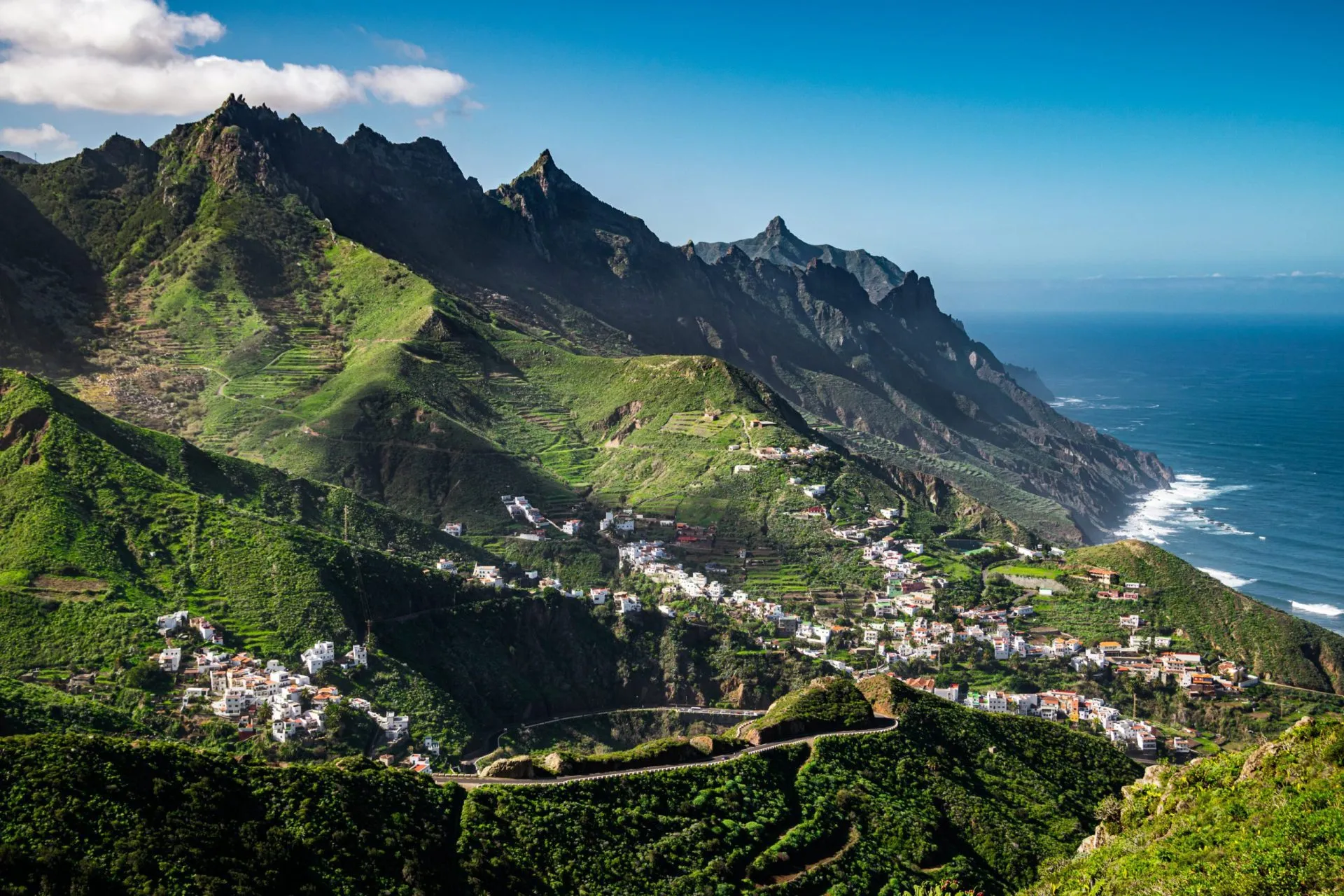 Anaga Rural park, utsikt fra utsiktspunktet El Bailadero mot landsbyene Azanos og Taganana på Tenerife, Kanariøyene, Spania.