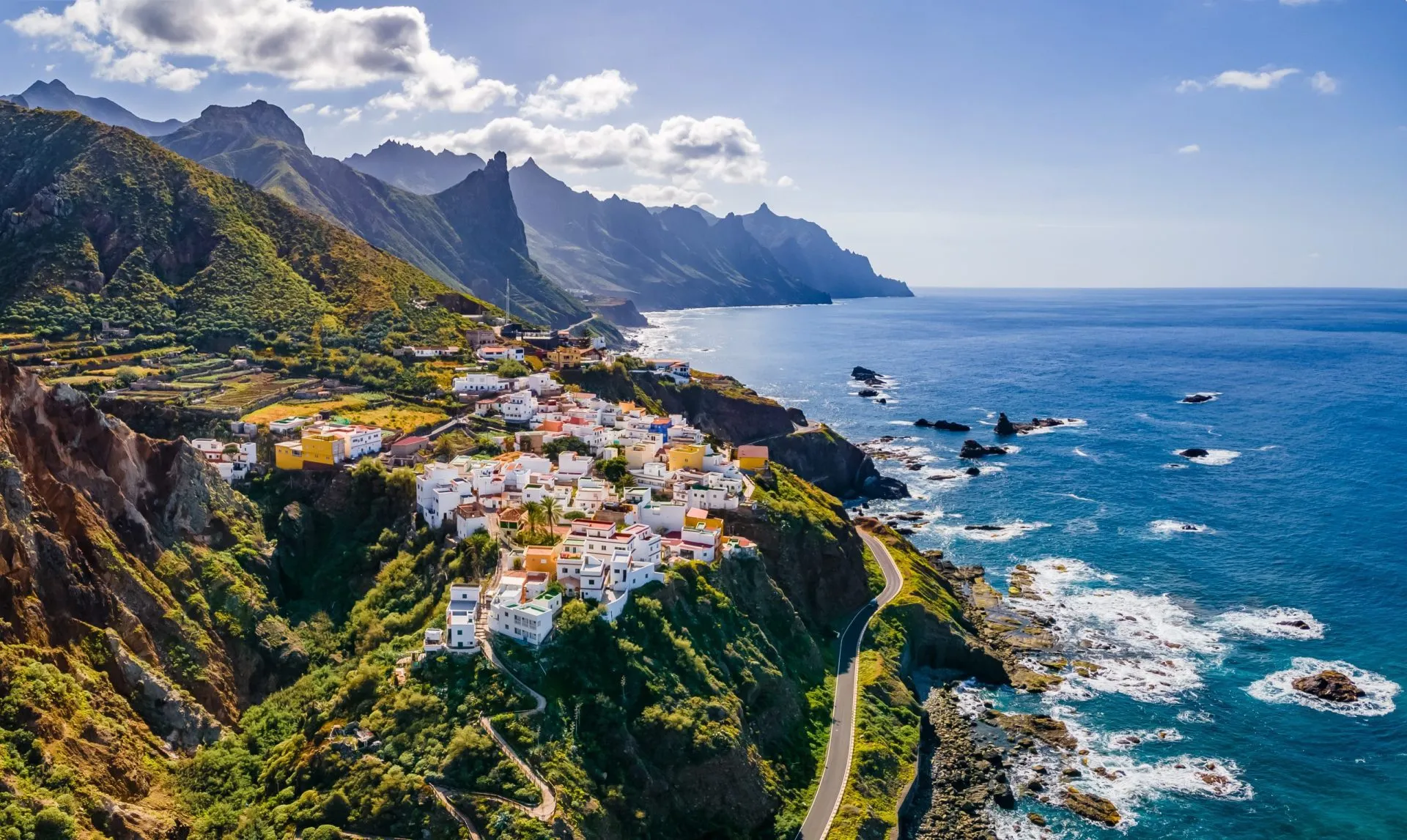 Landskap med kystlandsby på Tenerife, Kanariøyene, Spania
