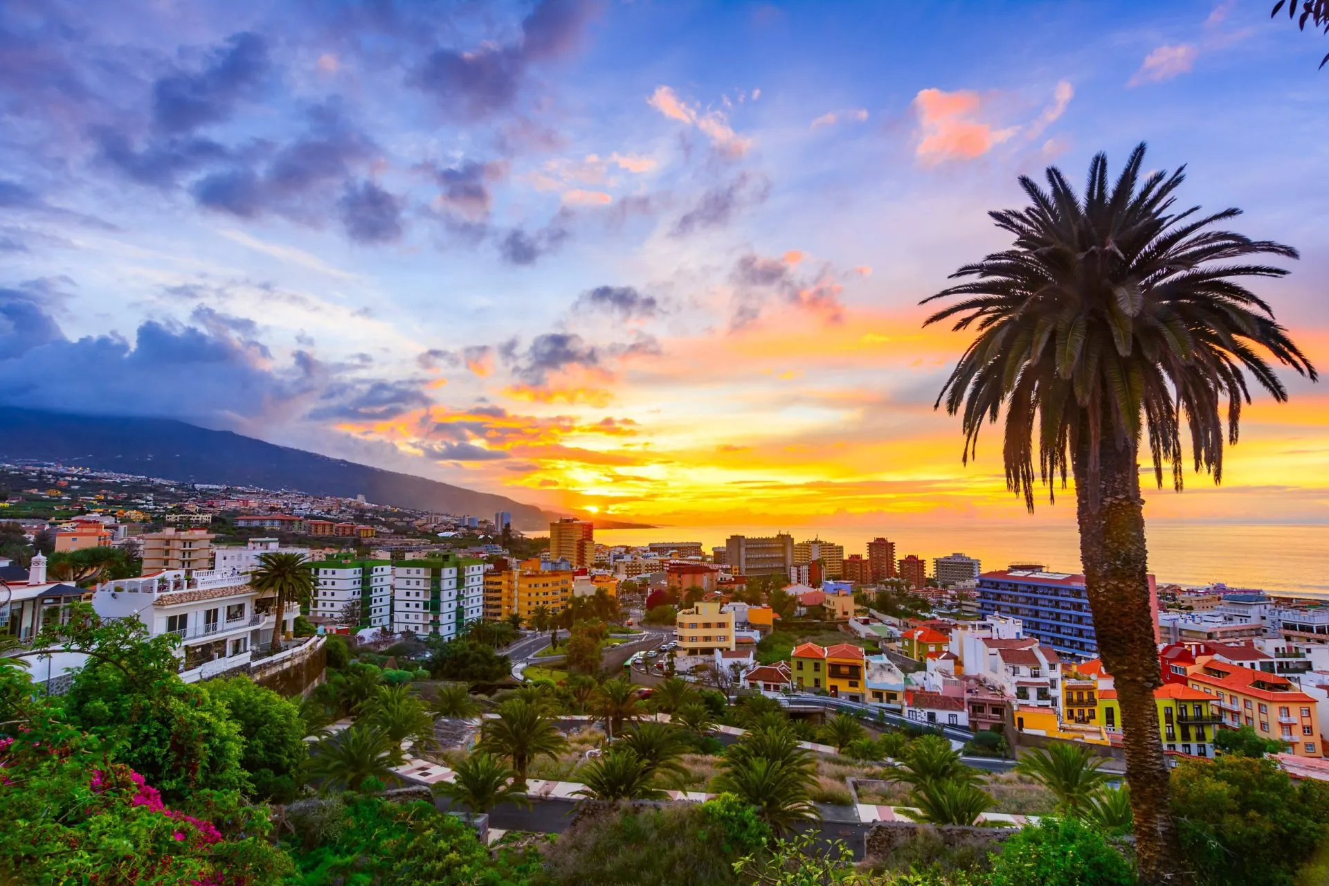 Puerto de la Cruz, Tenerife, Kanariøyene, Spania: Vakker utsikt over byen i solnedgangen