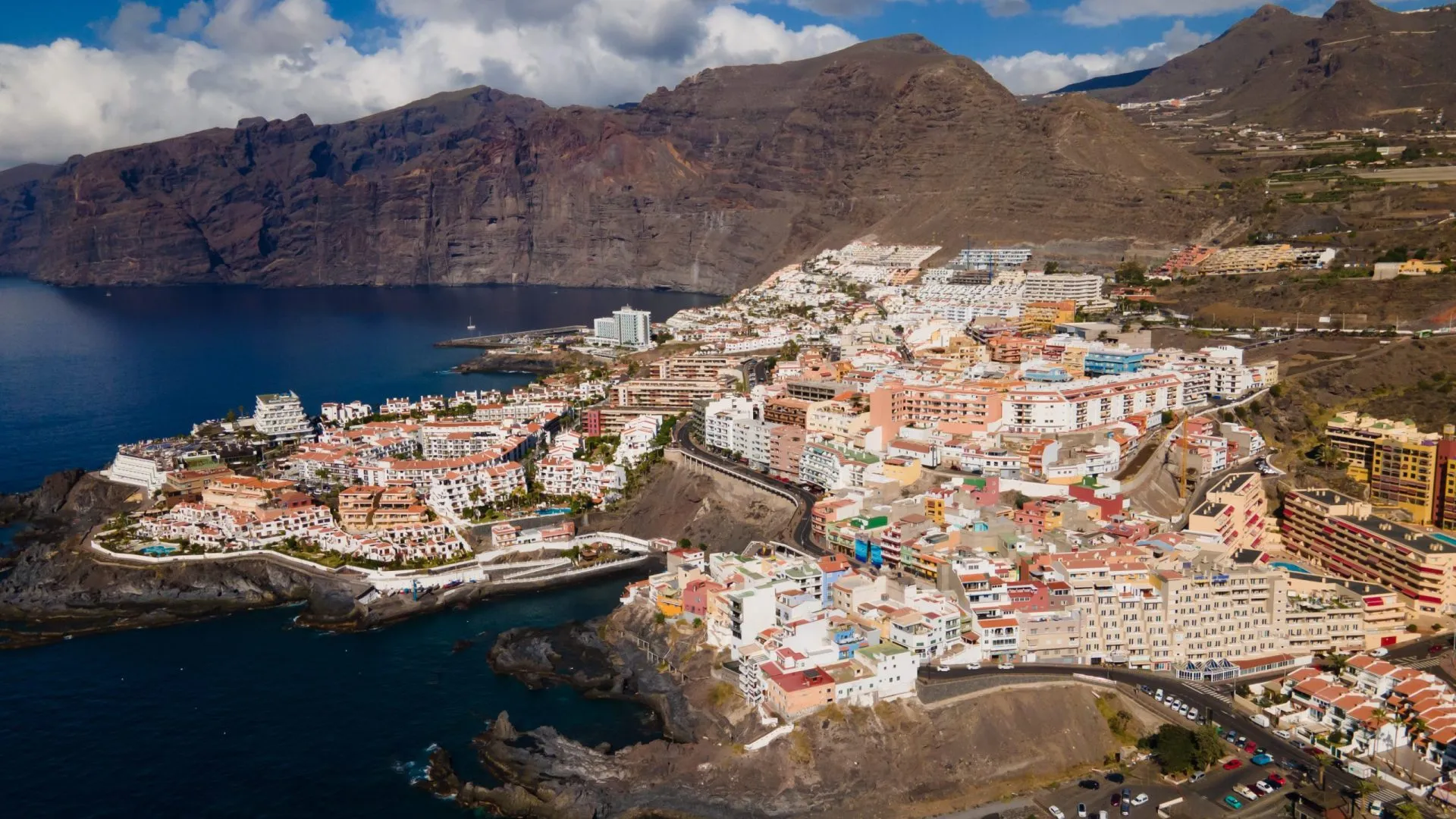 Puerto de Santiago ligger mellem Los Gigantes og Playa de la Arena på Tenerifes vestkyst.