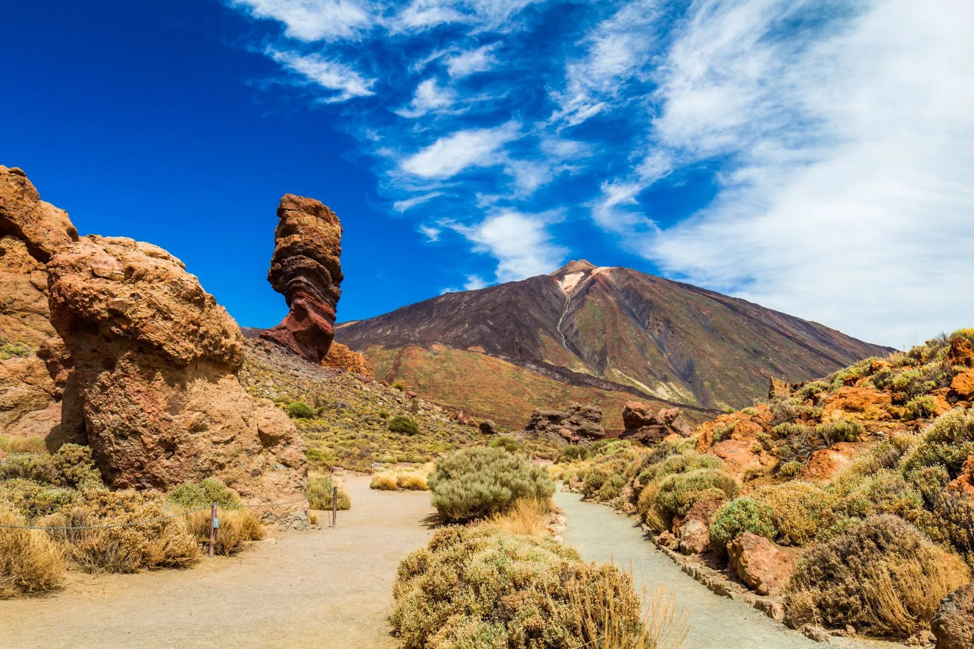 Roques de Garcia-stenen og Teide-vulkanen på en solrig morgen i Teide National Park, Tenerife, De Kanariske Øer, Spanien.