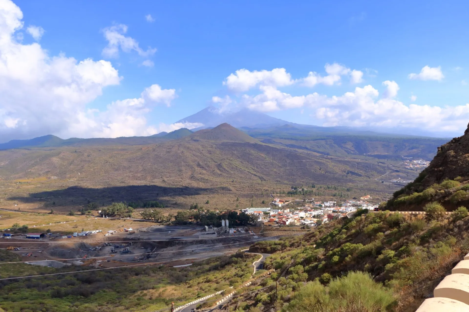 Santiago del Teide by og valle de arriba sett ovenfra. Tenerife, Kanariøyene, Spania